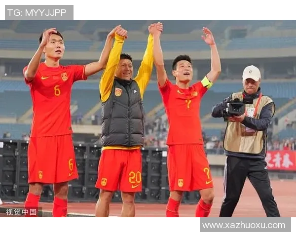 足球明星激情挥拳庆祝瞬间展现运动员的无畏精神与拼搏热情