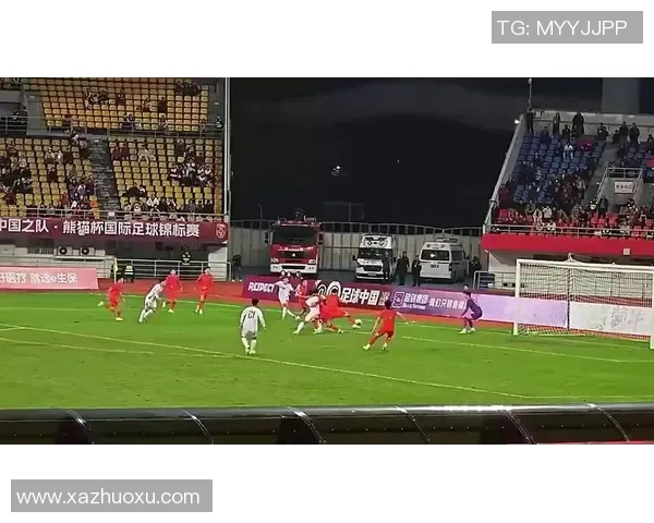 足球明星意外撞击队友瞬间引发热议视频曝光引发球迷广泛讨论